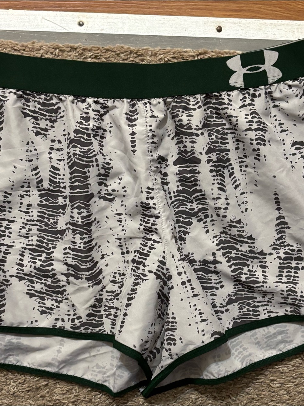Under Armour Men’s Lg 34 Waist White & Green Patterned Performance Shorts